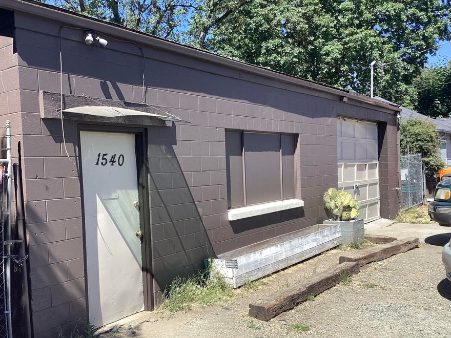 This is a great commercial property at an affordable price.  Current tenant has been there since 2017 and has been the BEST!