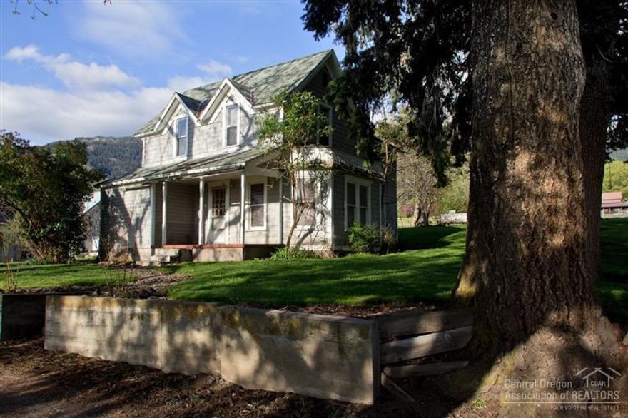Vintage 1900 farm house on beautiful 2.10 acres, in a picturesque setting, with mountain & Grande Ronde Valley views. Additional parcels adjacent to the property are for sale to expand the property.