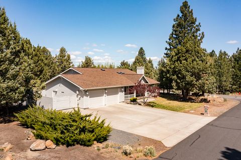 Photo of 892 NW Chelsea Loop, Bend, OR 97703 (MLS # 220220163)