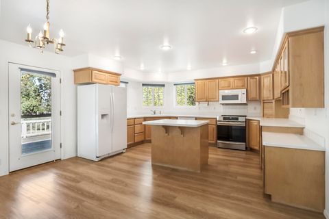 Tiny photo for 892 NW Chelsea Loop, Bend, OR 97703 (MLS # 220220163)