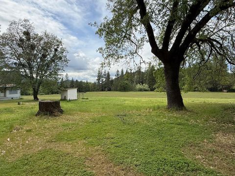 Tiny photo for 1100 Southside Road, Grants Pass, OR 97527 (MLS # 220219889)