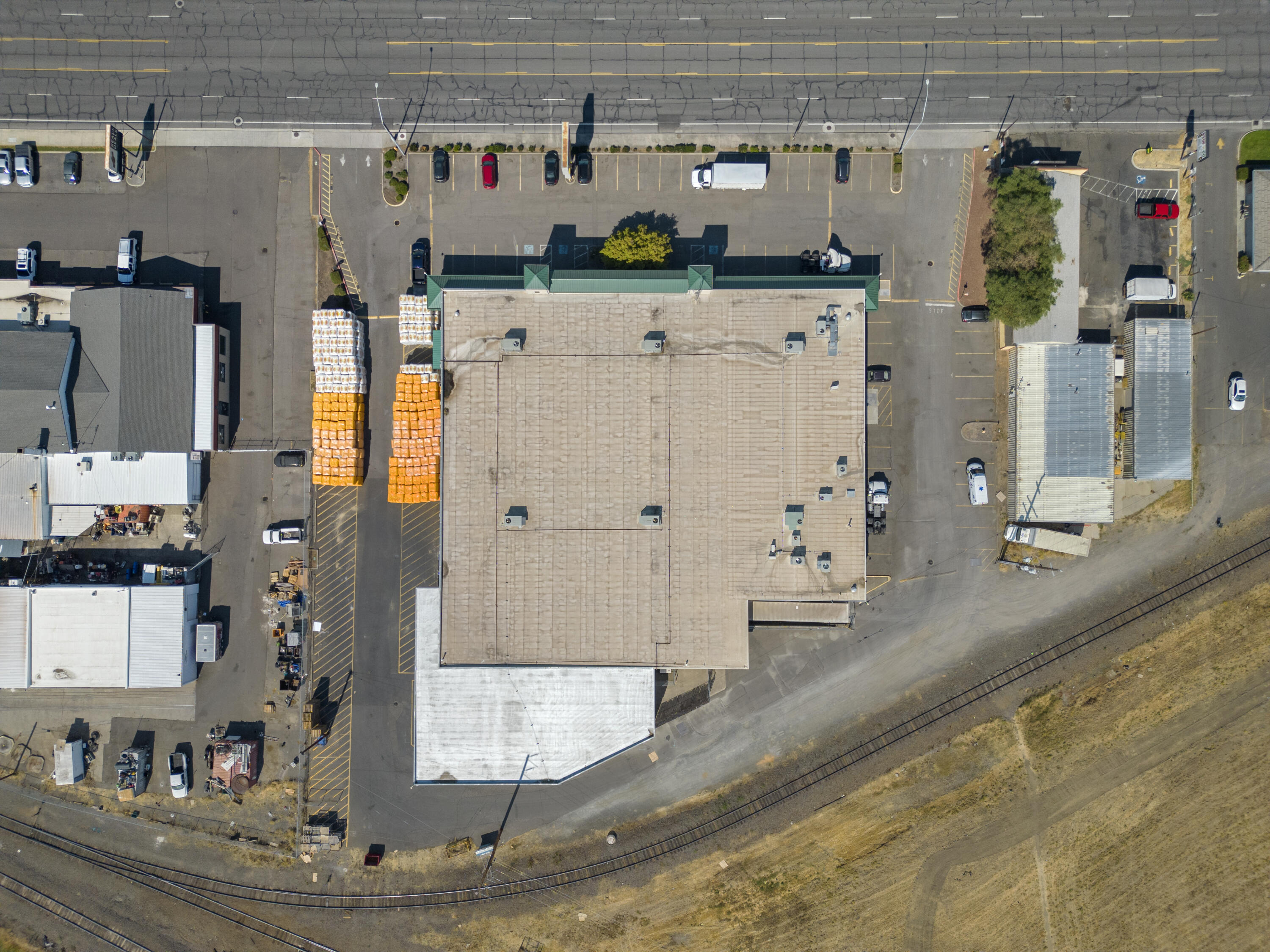 Main image without alt text