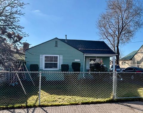 Photo of 2546 Applegate Avenue, Klamath Falls, OR 97601 (MLS # 220212099)