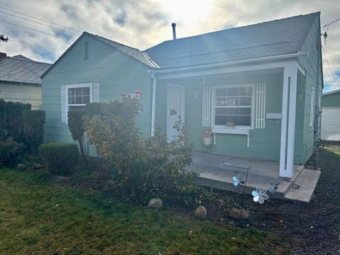Tiny photo for 2546 Applegate Avenue, Klamath Falls, OR 97601 (MLS # 220212099)