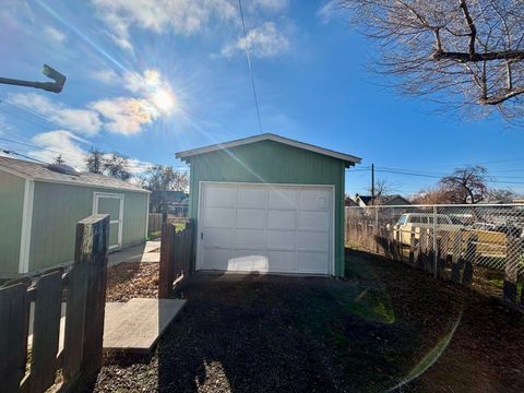 Tiny photo for 2546 Applegate Avenue, Klamath Falls, OR 97601 (MLS # 220212099)