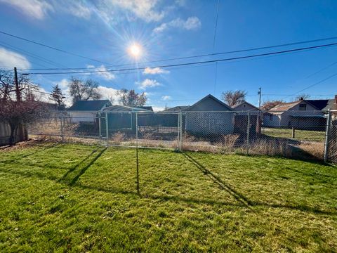Tiny photo for 2546 Applegate Avenue, Klamath Falls, OR 97601 (MLS # 220212099)