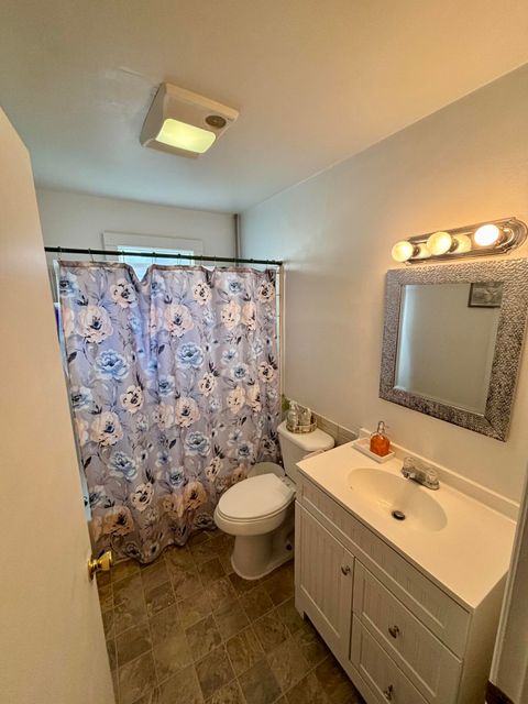 Tiny photo for 2546 Applegate Avenue, Klamath Falls, OR 97601 (MLS # 220212099)