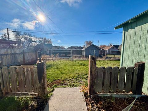 Tiny photo for 2546 Applegate Avenue, Klamath Falls, OR 97601 (MLS # 220212099)