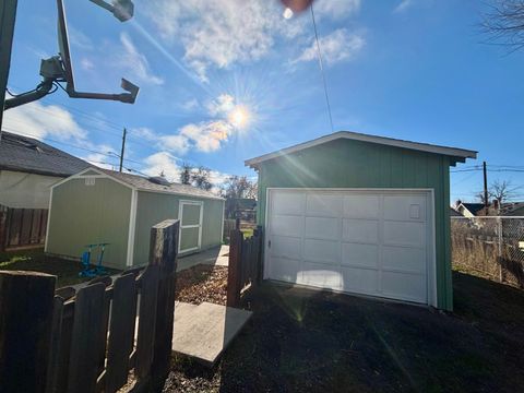 Tiny photo for 2546 Applegate Avenue, Klamath Falls, OR 97601 (MLS # 220212099)