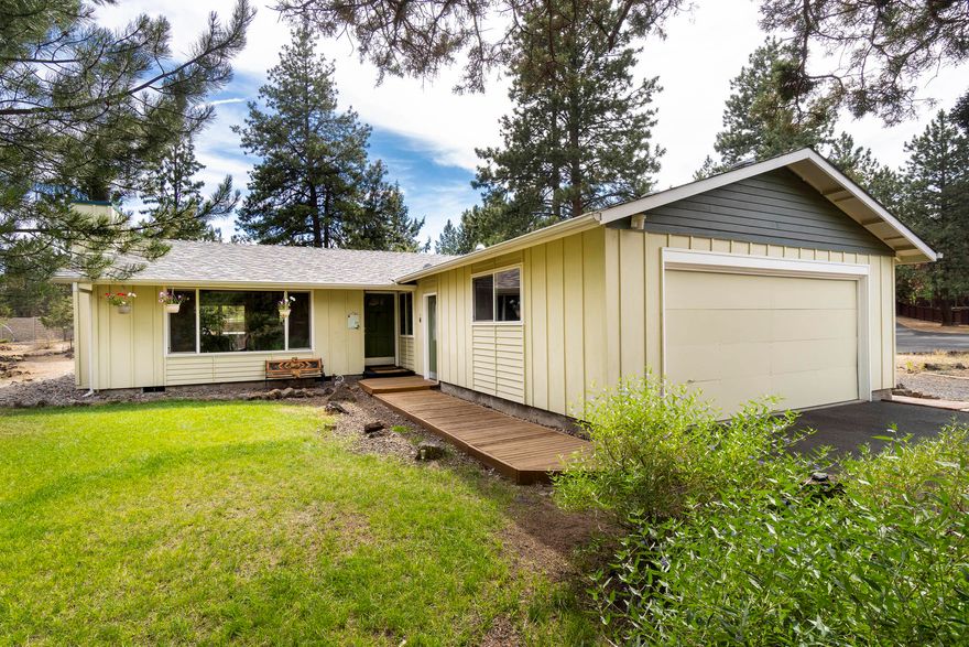 Charming Westside cabin in the woods, conveniently located close to everything. Country living in the city. No need to cross the highway to get to downtown, Cascade Highway, Mt Bachelor or the Old Mill. All set up for Bend's recreational paradise with a huge driveway for RVs and boats. An attached storage closet for kayaks, bicycles, skis and paddle boards. A huge deck for gardening, eating and enjoying nature right outside your door. Soak in the hot tub underneath the stars and the big Ponderosas. The top of the line pellet stove makes winters cozy and warm.