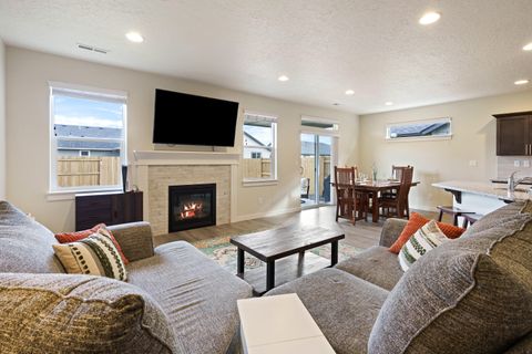 Tiny photo for 3350 NW 9th Lane, Redmond, OR 97756 (MLS # 220211563)