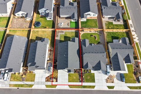 Tiny photo for 3350 NW 9th Lane, Redmond, OR 97756 (MLS # 220211563)