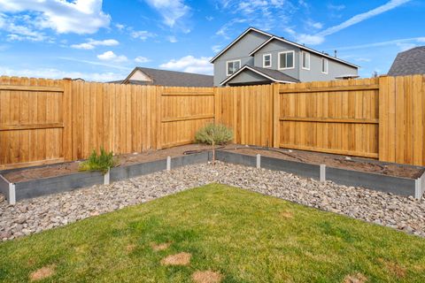 Tiny photo for 3350 NW 9th Lane, Redmond, OR 97756 (MLS # 220211563)