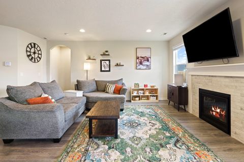 Tiny photo for 3350 NW 9th Lane, Redmond, OR 97756 (MLS # 220211563)