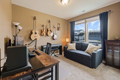 Tiny photo for 3350 NW 9th Lane, Redmond, OR 97756 (MLS # 220211563)