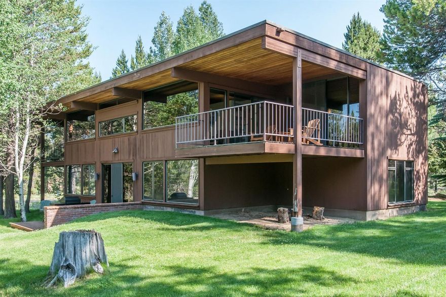 Rare contemporary designed masterpiece in Sunriver with a bit of Frank Lloyd Wright charm throughout. Custom built by these original owners. Spacious 3 bdrm +FR, 2.5 bath home on a quiet cul-de-sac with HUGE common area to the back! Each window & skylight is perfectly placed so you feel like you are outdoors. Wood burning FP, cozy dining area & breakfast nook. Two covered decks overlook the landscaping plus a great patio. Never rented. SHARC paid! Come take a look- You won't be disappointed!
