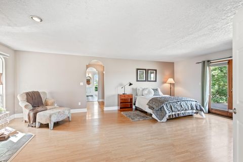 Tiny photo for 19190 Pinehurst Road, Bend, OR 97703 (MLS # 220215211)