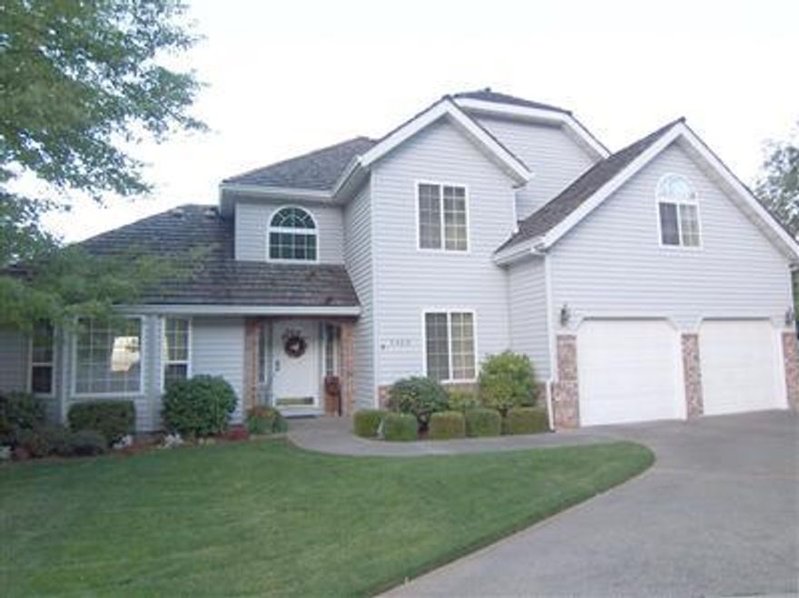 Immac. NE GP w/panoramic views. Quality 2880 sf w/4 bdrm + den (or 5th bdrm), & 3.5 baths on lovely cul-de-sac. Vaulted entry,coffered ceiling liv rm w/bay window,formal dining w/view. Great Room w/island kitchen,informal dining,& family rm. w/fireplace. Opens thru slider to deck & views. Large lwr level perfect for wine tasting,game/media rm, or guest quarters w/built-in cabinets & wet bar, mwave, refrig, plus a full bath & outside entrance thru a cov. patio. Fenced backyard. Att. 2 car gar w/shop area. Well-maintained home. HW floors + like-new neutral carpet.Dist 7 Schools-walk to GP High.