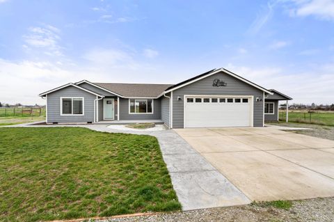 Photo of 597 Bigham Brown Road, Eagle Point, OR 97524 (MLS # 220212955)