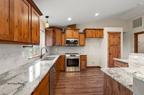 Tiny photo for 597 Bigham Brown Road, Eagle Point, OR 97524 (MLS # 220212955)