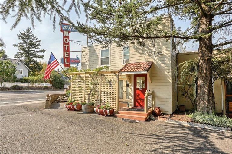 Main image without alt text