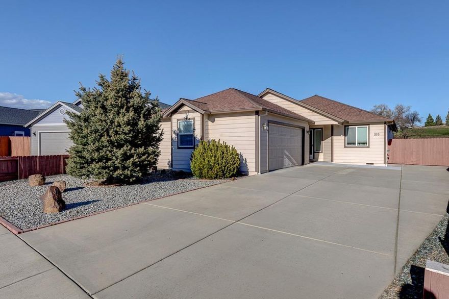 Great Whittle Construction Home in Desirable Sienna Hills Subdivision in Eagle Point. Large lot with space for RV parking. Beautiful views of the mountain ranges and a covered patio to BBQ for extra enjoyment. 3 bedrooms 2 bathrooms. Very Low Maintenance Landscaping. Single story, Vaulted Ceilings, Open Floor Plan, Large Two Car Garage. Ceiling fans in living room and master bedroom. 3rd Bedroom could be an Office. Great open living room, large dining area and kitchen with pantry. Master Bathroom has double vanity sinks and large master closet. Brand New HVAC System installed 2014. Lots of natural light. Like new move in ready. This home has been very well taken care for. What more could you want?