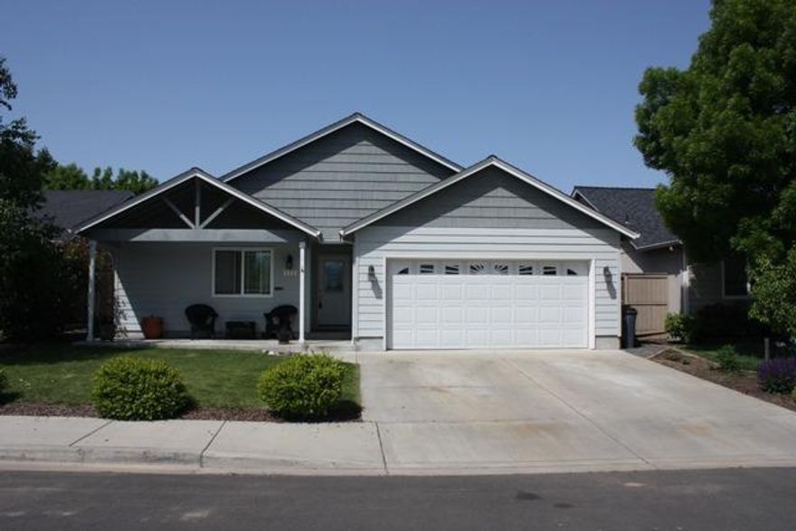 Nice open and bright floor plan with vaulted ceilings. Kitchen opens to great room with pergo flooring throughout. 3 bedrooms 2 baths with over 1525 sq. ft.(split floor plan) Master with walk-in, duel vanity, jetted tub, and vaulted ceiling. Good location close to schools and shopping. Quiet neighborhood!