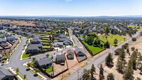 Tiny photo for 4615 SW Salmon Avenue, Redmond, OR 97756 (MLS # 220226591)