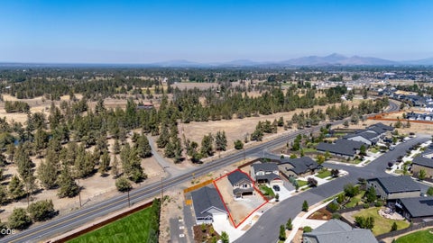 Tiny photo for 4615 SW Salmon Avenue, Redmond, OR 97756 (MLS # 220226591)