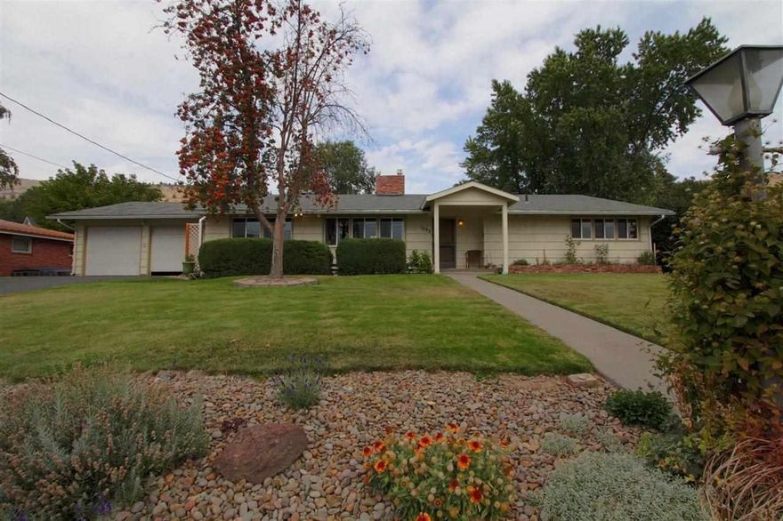 Very Nice Single Story Home In Moyina Heights. Sellers Have Made Improvements To Home Which Reflect Today's Style While Retaining Quality Of Yesteryear. Beautiful Yard Lends To Entertainment With Covered Porch And Serving Bar. Excellent Built-in Storage. Wood Fireplace And 2nd Fireplace With Gas Insert. Lovely Solid Surface Counters And Vintage Knotty Pine Woodwork. Spacious Bedrooms, Formal Dining And R.V. Parking Spot. Beautiful View Of Sunsets From This Classic Home