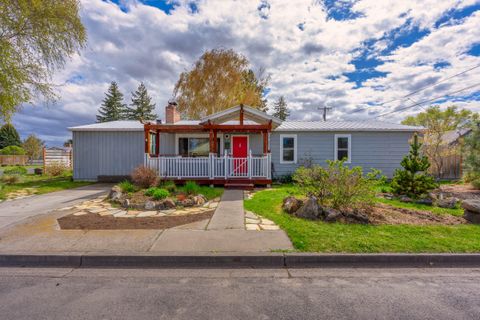 Photo of 1410 SW Juniper Avenue, Redmond, OR 97756 (MLS # 220219312)