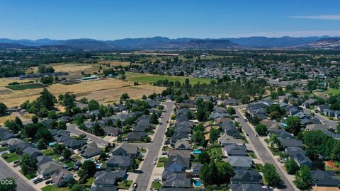 Tiny photo for 499 Ridgeway Avenue, Central Point, OR 97502 (MLS # 220224159)