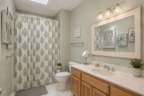 Tiny photo for 499 Ridgeway Avenue, Central Point, OR 97502 (MLS # 220224159)
