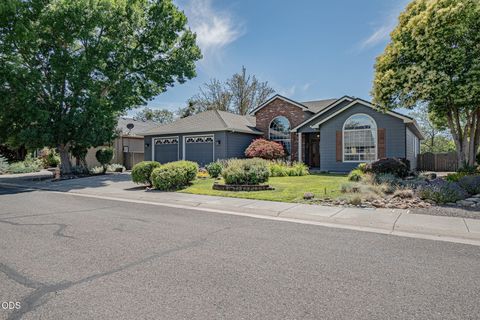 Tiny photo for 499 Ridgeway Avenue, Central Point, OR 97502 (MLS # 220224159)