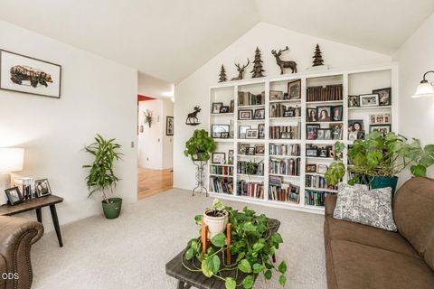 Tiny photo for 499 Ridgeway Avenue, Central Point, OR 97502 (MLS # 220224159)