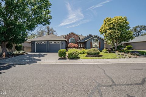 Photo of 499 Ridgeway Avenue, Central Point, OR 97502 (MLS # 220224159)