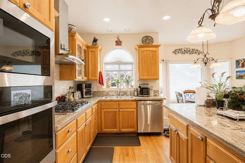 Tiny photo for 499 Ridgeway Avenue, Central Point, OR 97502 (MLS # 220224159)
