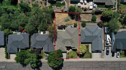Tiny photo for 499 Ridgeway Avenue, Central Point, OR 97502 (MLS # 220224159)