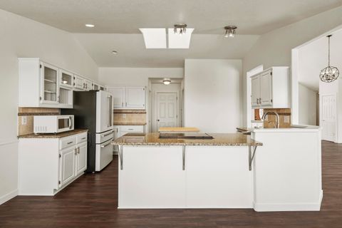 Tiny photo for 1710 Alisa Lane, Klamath Falls, OR 97601 (MLS # 220215724)