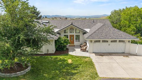 Tiny photo for 1710 Alisa Lane, Klamath Falls, OR 97601 (MLS # 220215724)