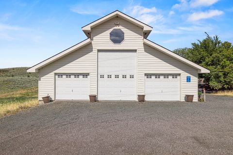 Tiny photo for 1710 Alisa Lane, Klamath Falls, OR 97601 (MLS # 220215724)