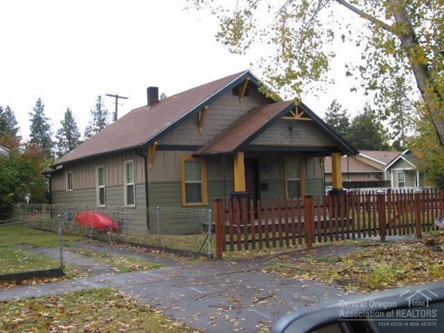 A GREAT NW location and rarely found on Bend's Westside! Enjoy this sweet very near downtown cottage on a corner lot a few hundred feet from the Columbia Park Footbridge, Drake, Columbia, McKay, Whitewater Parks, The Old Mill and numerous Brew Pubs! Fully fenced corner lot with very quick access to year around outdoor activities and events including skiing, river floating, ice skating, Les Schwab Amphitheater, etc.!