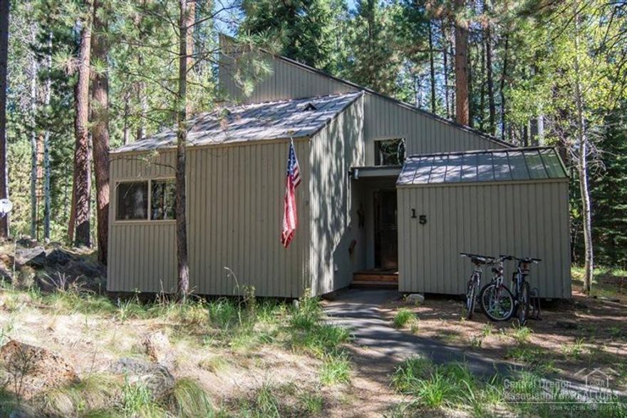 ASPEN HOUSE #15. Beautifully updated Aspen Home, private setting, backs to common area toward Aspen Lake. Recent updates include new stainless appliances, granite countertops, tile floors, Milguard vinyl windows, new light fixtures, both bathrooms updated and more. Perfect vacation getaway!