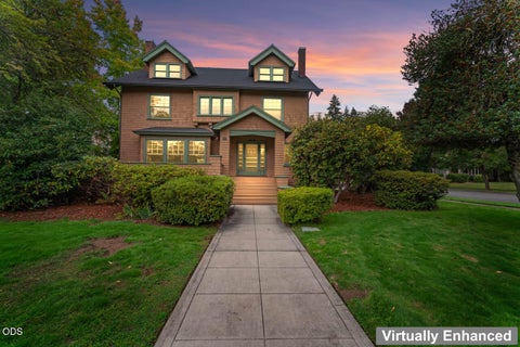 Photo of 612 NW 3rd Street, Grants Pass, OR 97526 (MLS # 220228918)