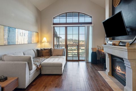 Tiny photo for 363 Bluff Drive #402, Bend, OR 97702 (MLS # 220213902)