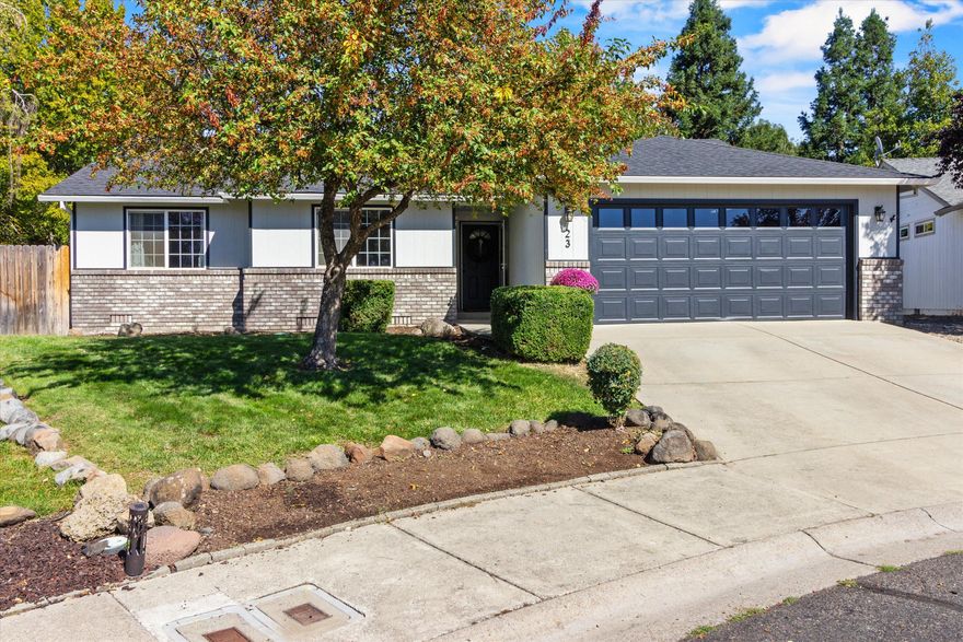 It doesn't get more turn key than this home! Everything has been maintained and updated for ease of living. Move in and enjoy the beautiful open concept living space with vaulted ceilings. This home is finished with timeless style and has a very practical layout. The sprinkler system is fully automated for your convenience. There is a 2 yr old gas water heater, so you have access to natural gas that can be extended to other aspects of the home. 
Do you love golfing? Drive your golf cart just minutes straight to the course! All the benefits of golf course living without the HOA or flying golf balls! You will enjoy the very quiet and peaceful cul-de-sac in the beautiful town of Eagle Point. Do not miss out on this gem! Schedule your showing today!