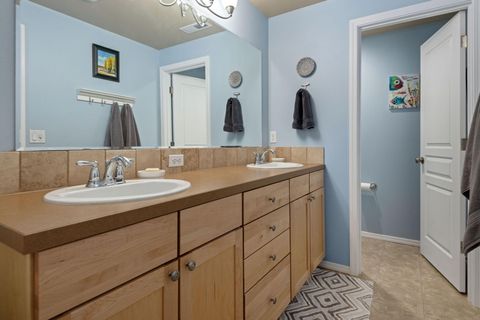 Tiny photo for 720 N Hindeman Street, Sisters, OR 97759 (MLS # 220217074)