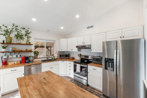 Tiny photo for 324 Mountain View Boulevard, Klamath Falls, OR 97601 (MLS # 220212505)