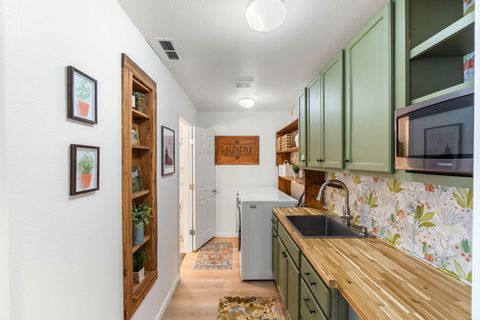 Tiny photo for 324 Mountain View Boulevard, Klamath Falls, OR 97601 (MLS # 220212505)