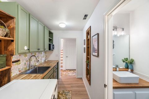 Tiny photo for 324 Mountain View Boulevard, Klamath Falls, OR 97601 (MLS # 220212505)